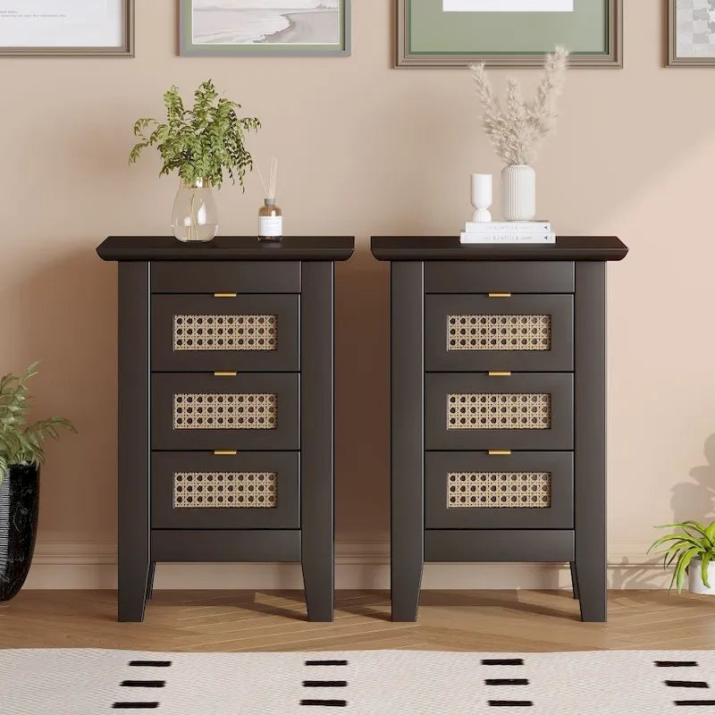 Tables de chevet en bois (lot de 2) avec surfaces en rotin tressé et trois tiroirs