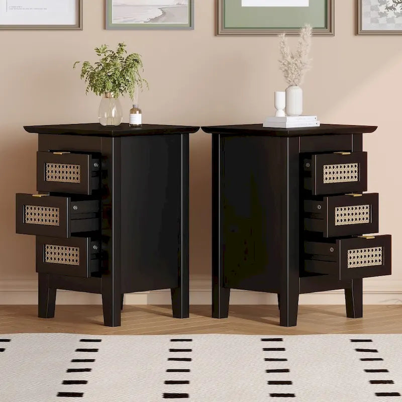 Tables de chevet en bois (lot de 2) avec surfaces en rotin tressé et trois tiroirs