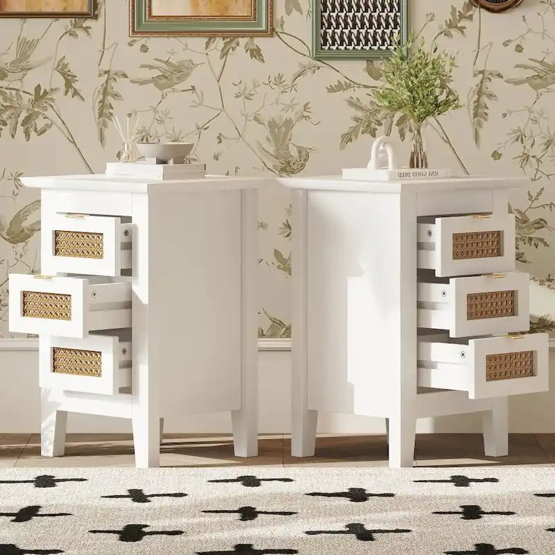Tables de chevet en bois (lot de 2) avec surfaces en rotin tressé et trois tiroirs